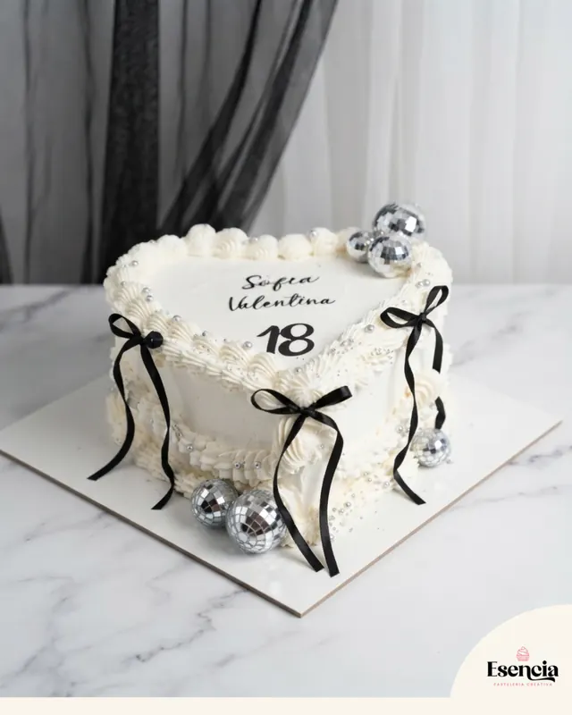 Torta de corazón con lazos
