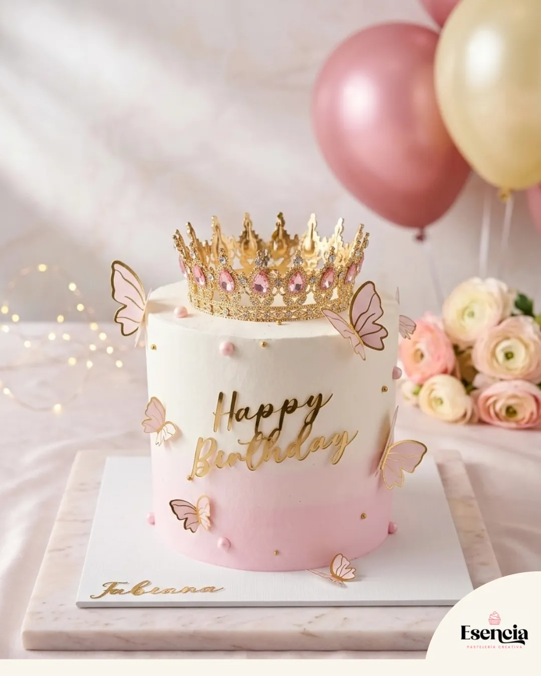 Torta elegante con corona y mariposas rosa y dorado