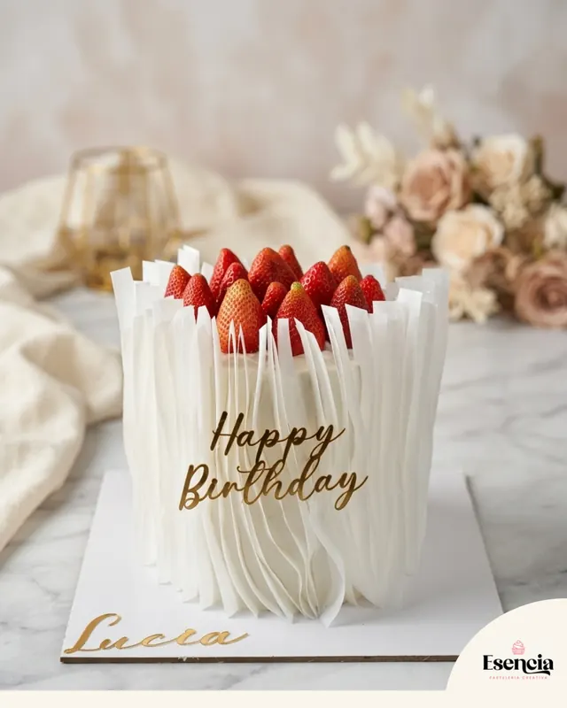 Torta elegante con fresas