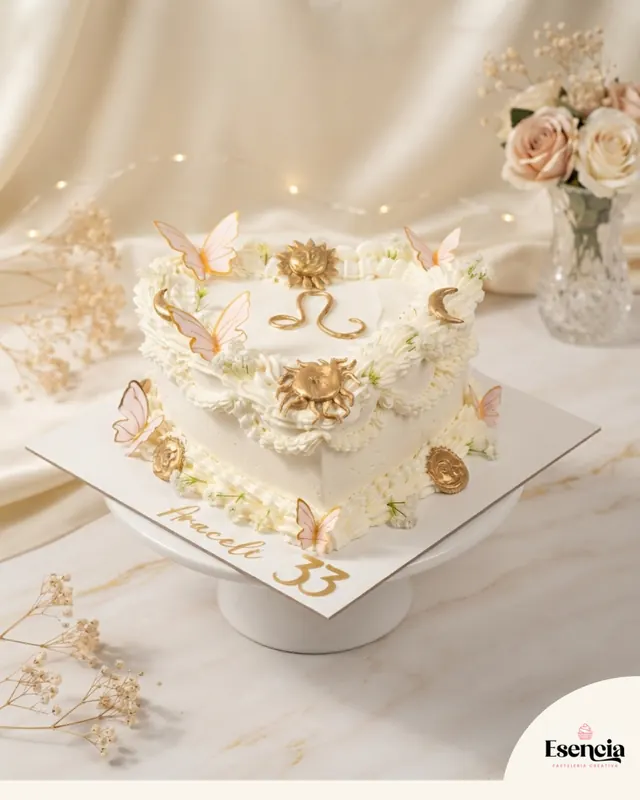 Torta de corazón con mariposas